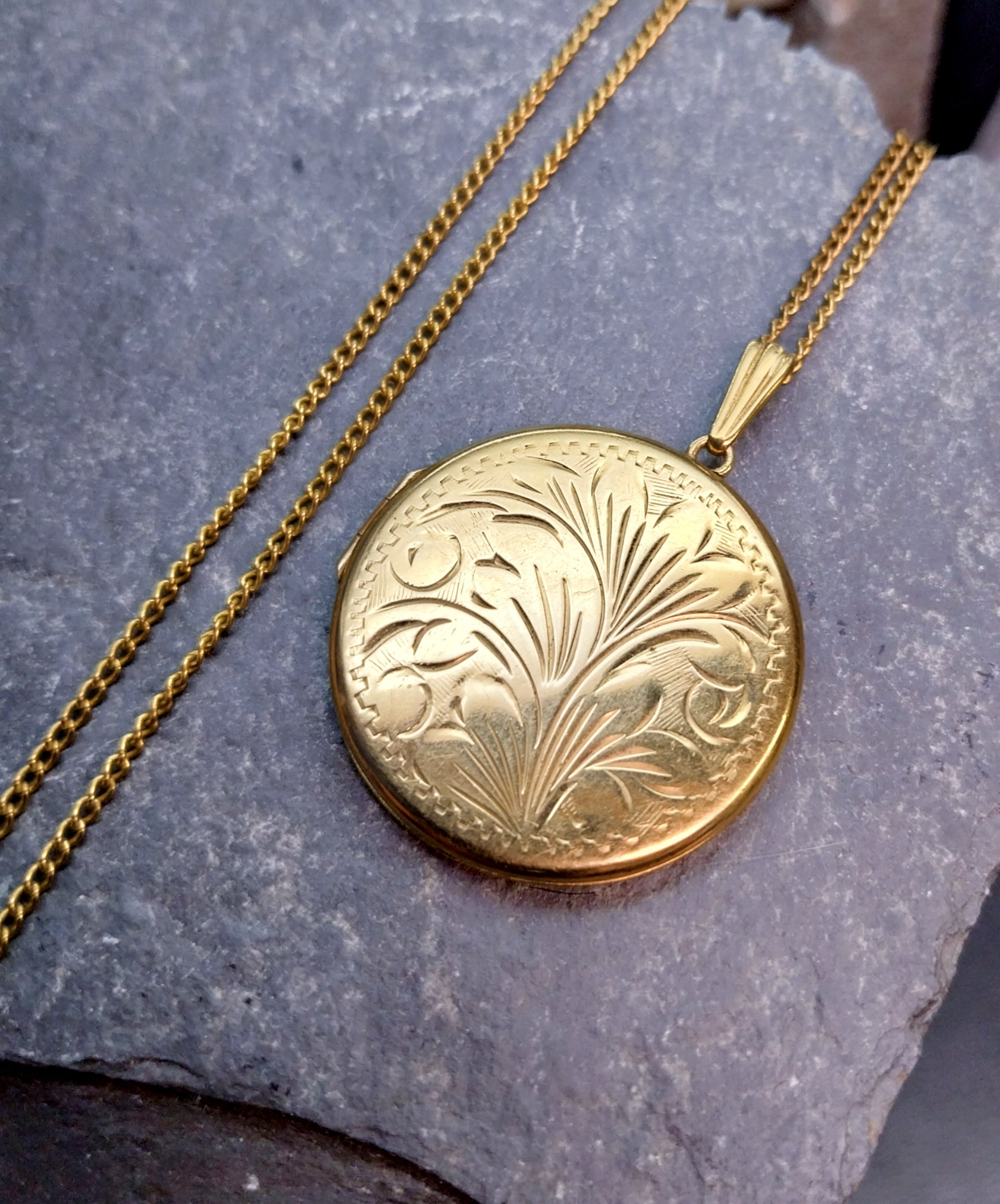 Large Vintage Gold Circular LOCKET Necklace - Rolled Gold with 22" Chain - 9.3g