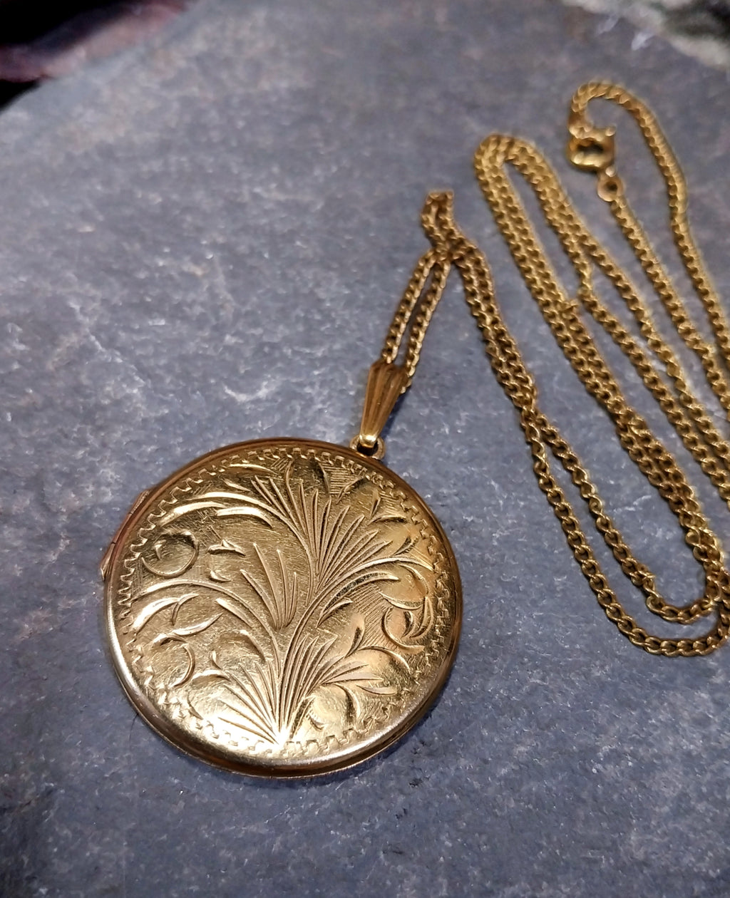 Large Vintage Gold Circular LOCKET Necklace - Rolled Gold with 22" Chain - 9.3g