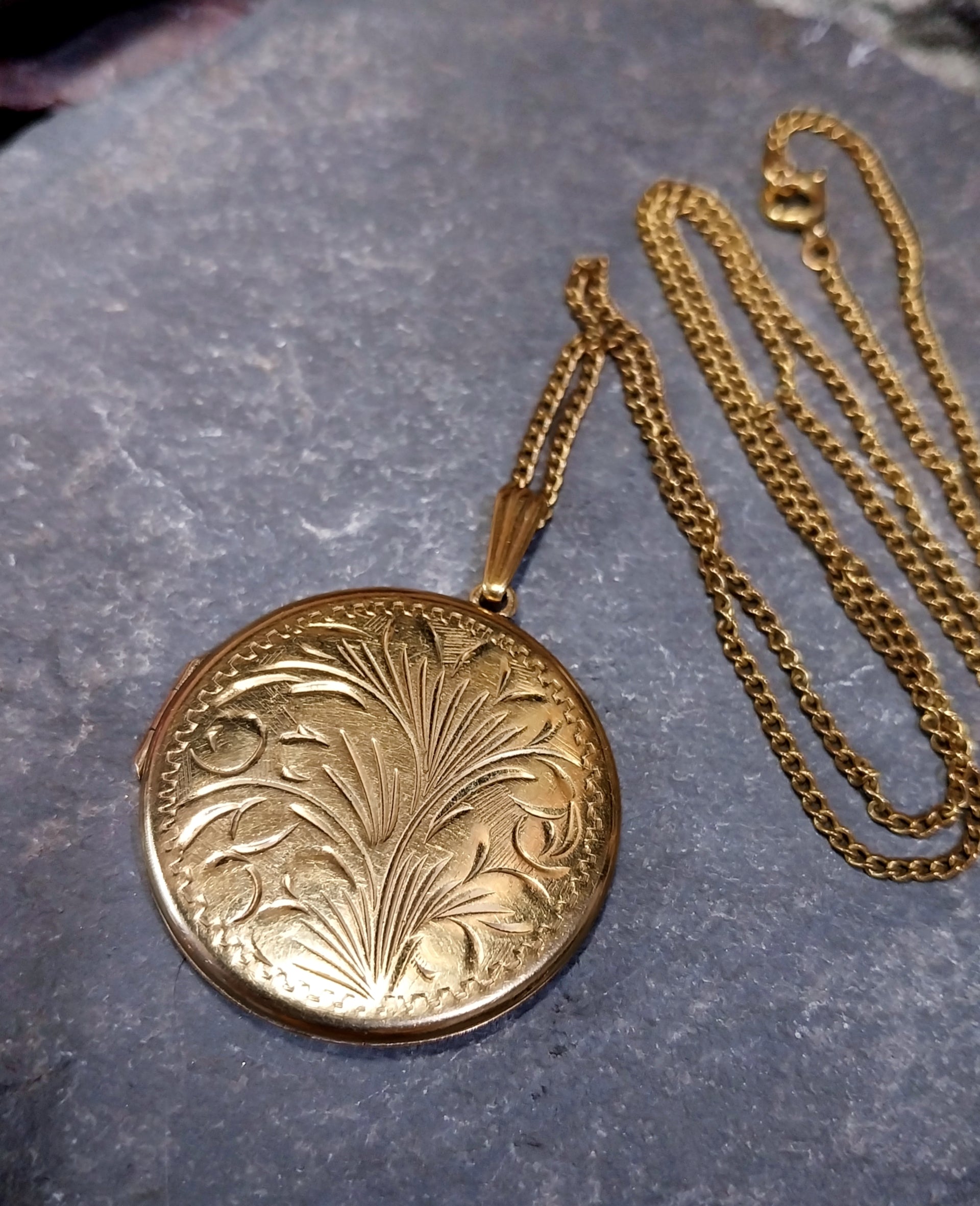 Large Vintage Gold Circular LOCKET Necklace - Rolled Gold with 22" Chain - 9.3g