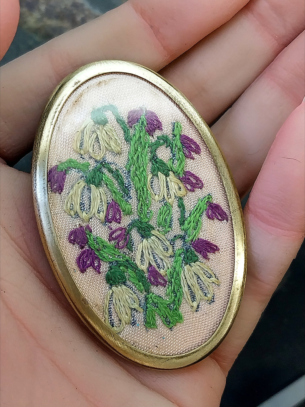 Victorian Large BROOCH with Embroidered Forget me not Flowers - 11.1g