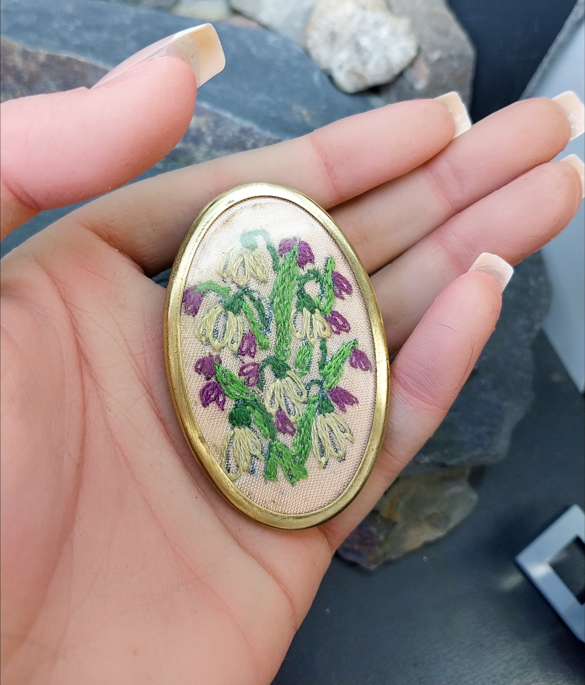 Victorian Large BROOCH with Embroidered Forget me not Flowers - 11.1g
