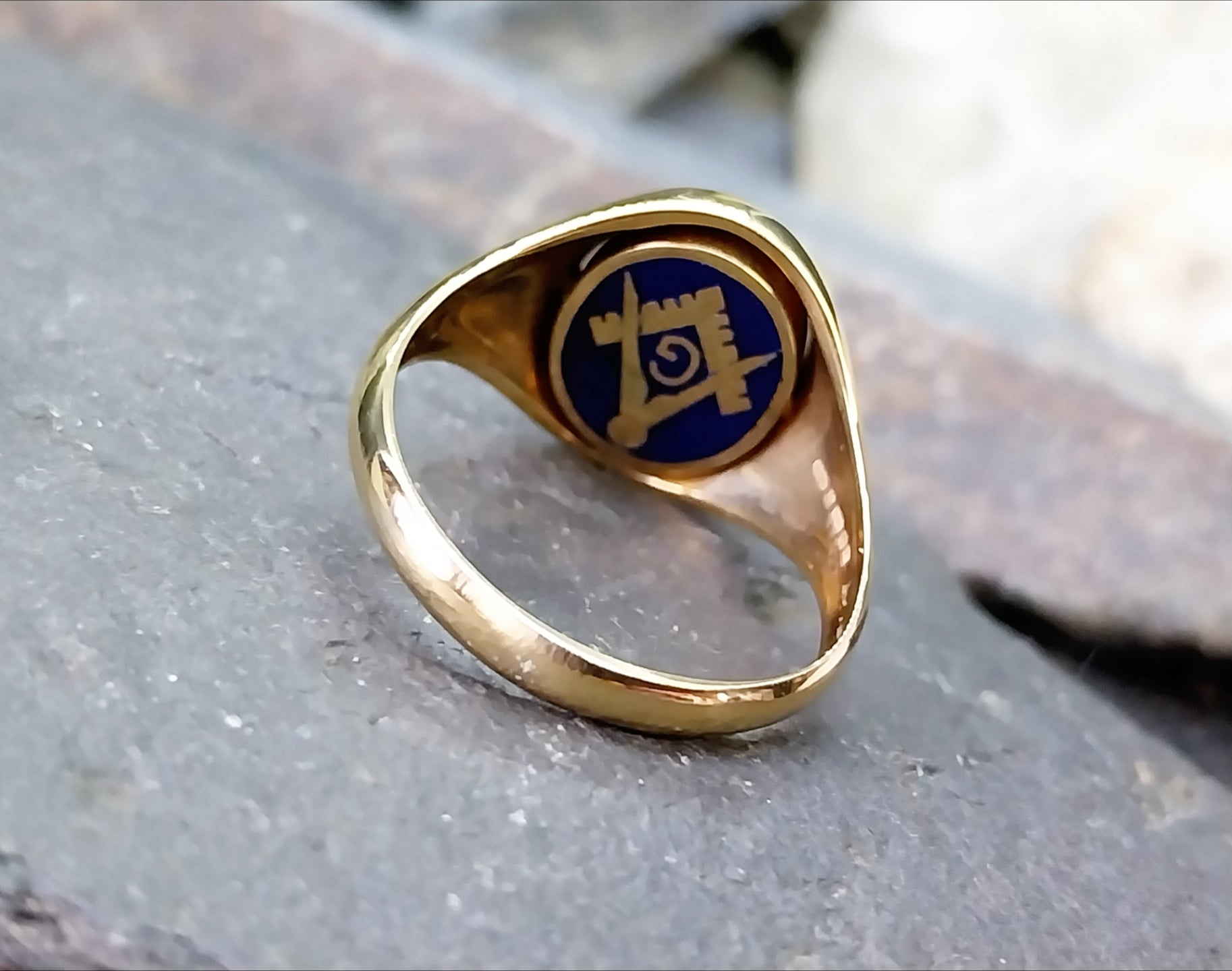 9ct GOLD MASONIC Swivel RING - Blue Enamel Spinner - uk size S (us 9) - 6.9g
