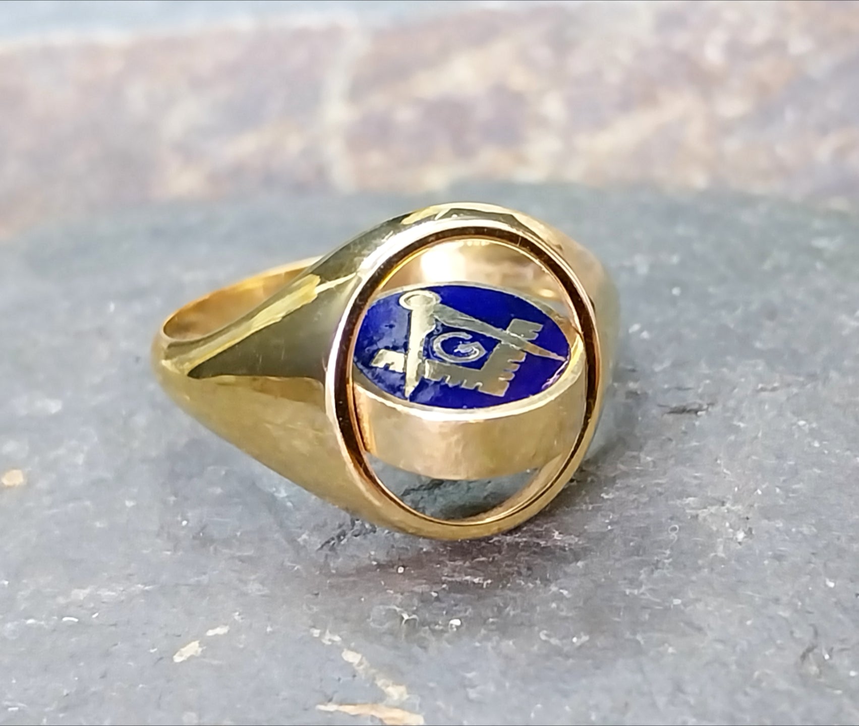 9ct GOLD MASONIC Swivel RING - Blue Enamel Spinner - uk size S (us 9) - 6.9g