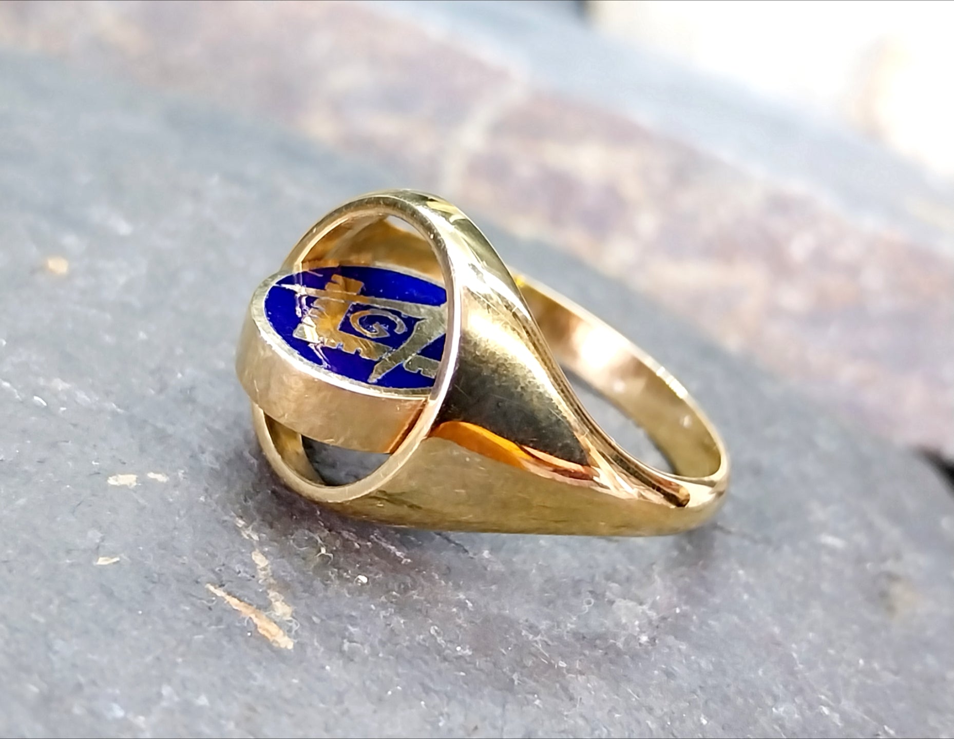 9ct GOLD MASONIC Swivel RING - Blue Enamel Spinner - uk size S (us 9) - 6.9g