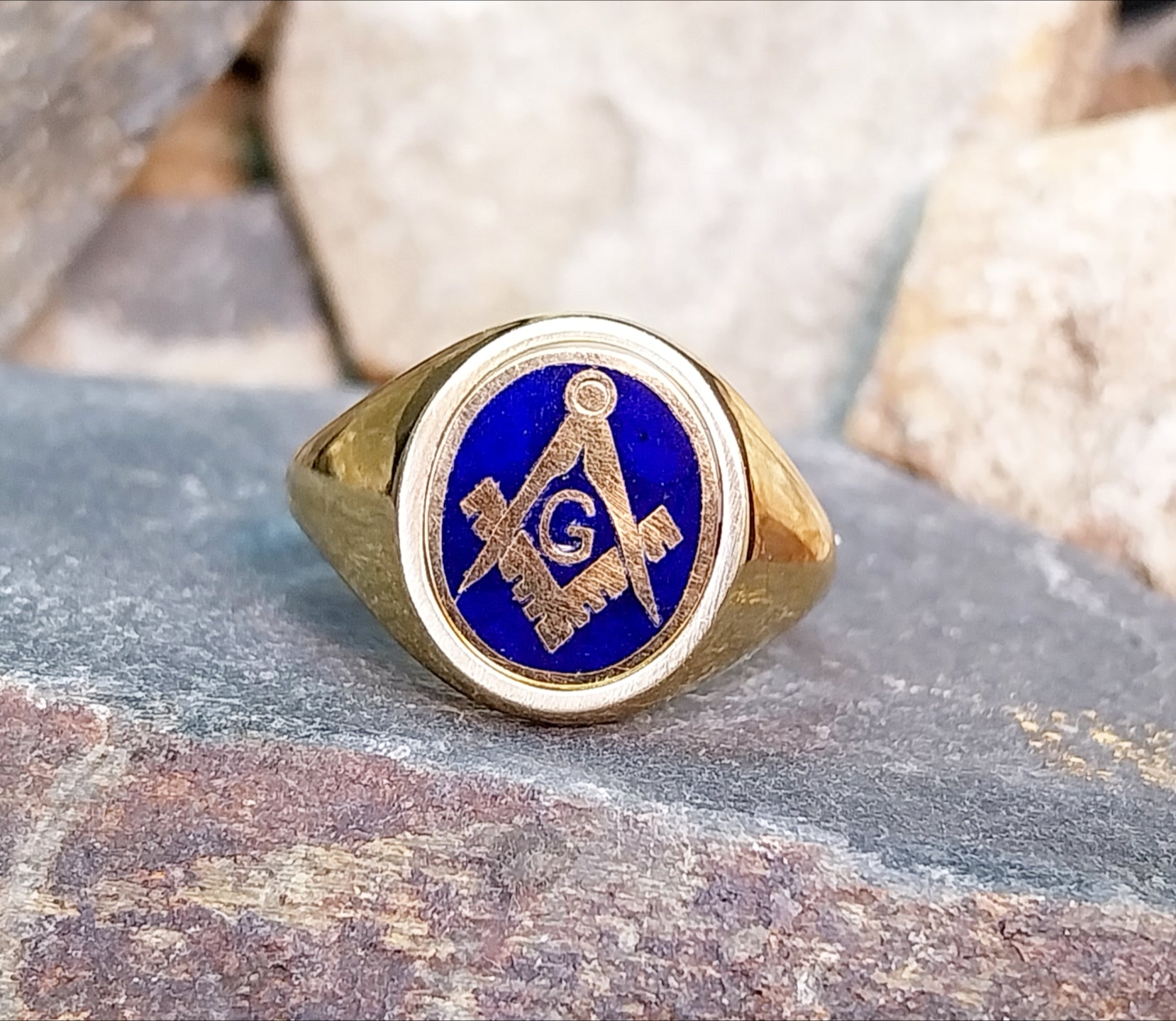 9ct GOLD MASONIC Swivel RING - Blue Enamel Spinner - uk size S (us 9) - 6.9g