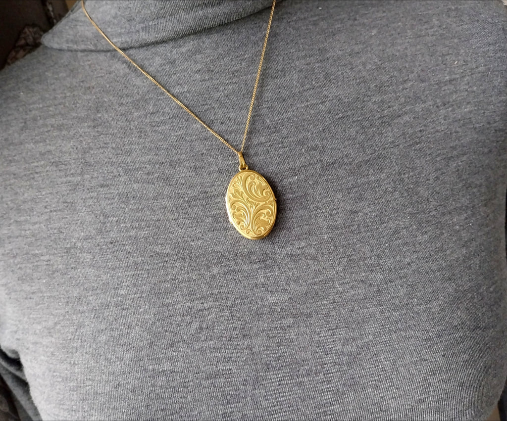 Large Vintage Oval Scroll LOCKET Necklace - Rolled Gold with 19" Chain - 12.9g