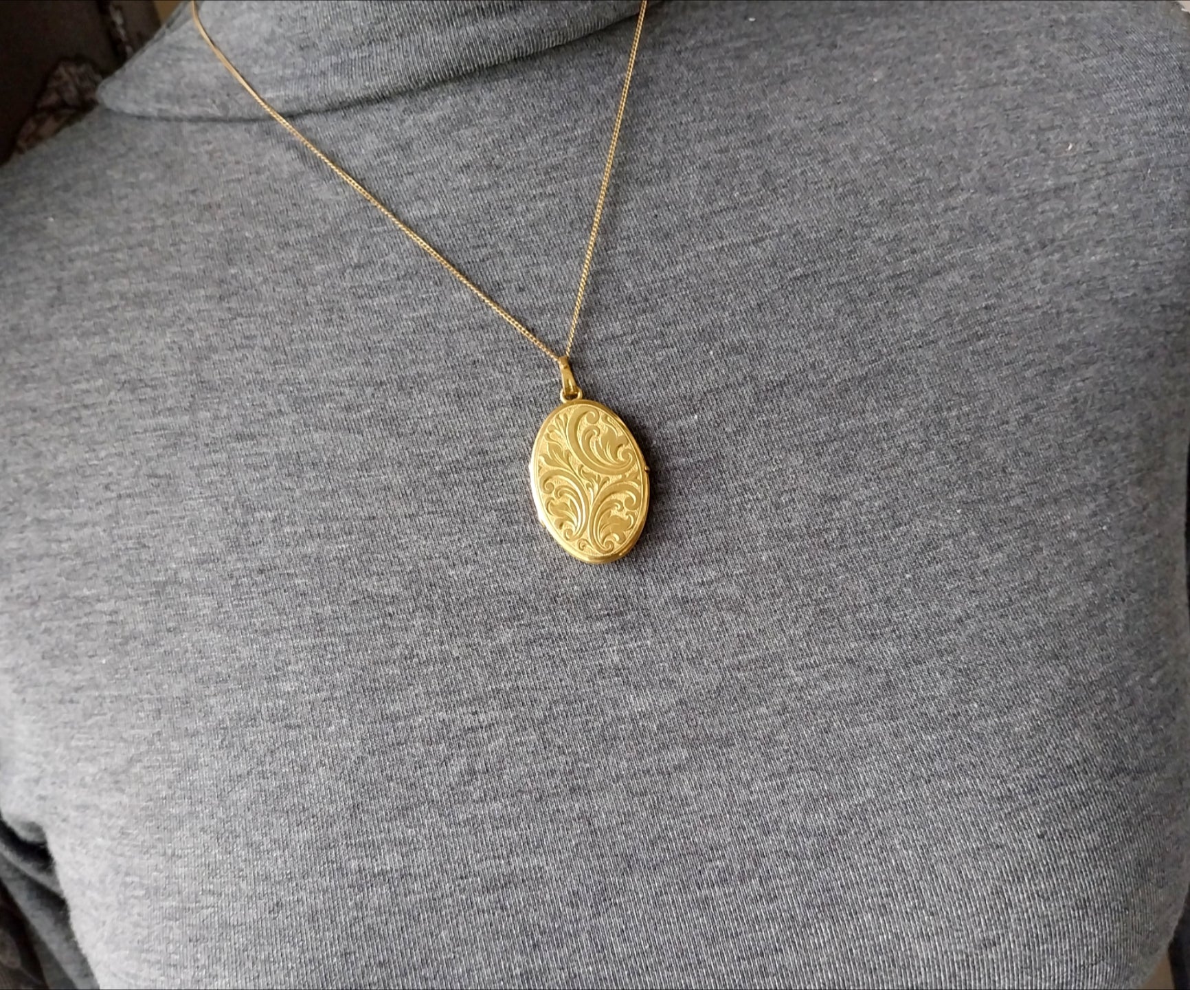 Large Vintage Oval Scroll LOCKET Necklace - Rolled Gold with 19" Chain - 12.9g