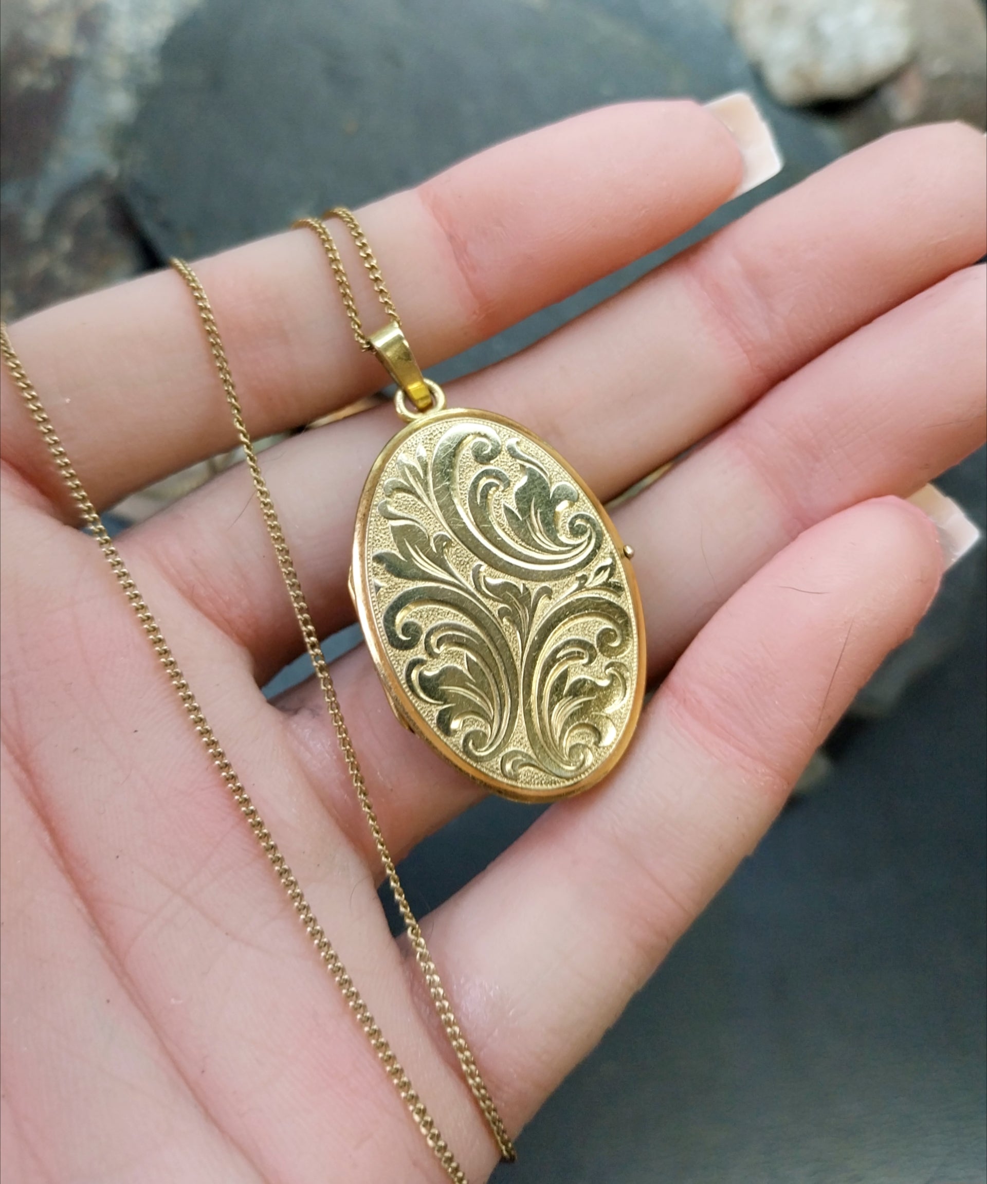 Large Vintage Oval Scroll LOCKET Necklace - Rolled Gold with 19" Chain - 12.9g