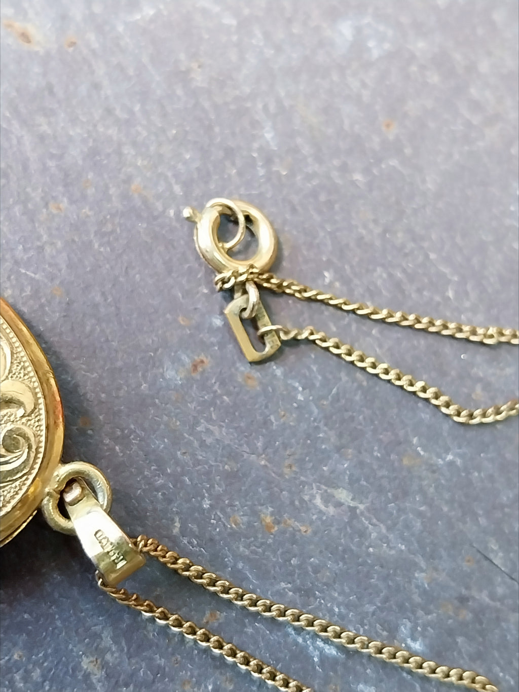 Large Vintage Oval Scroll LOCKET Necklace - Rolled Gold with 19" Chain - 12.9g