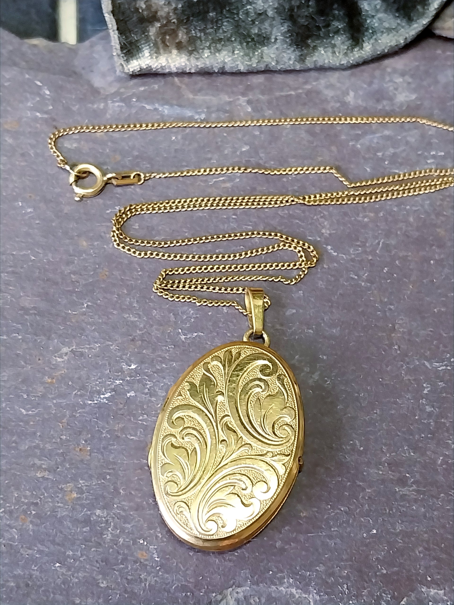 Large Vintage Oval Scroll LOCKET Necklace - Rolled Gold with 19" Chain - 12.9g