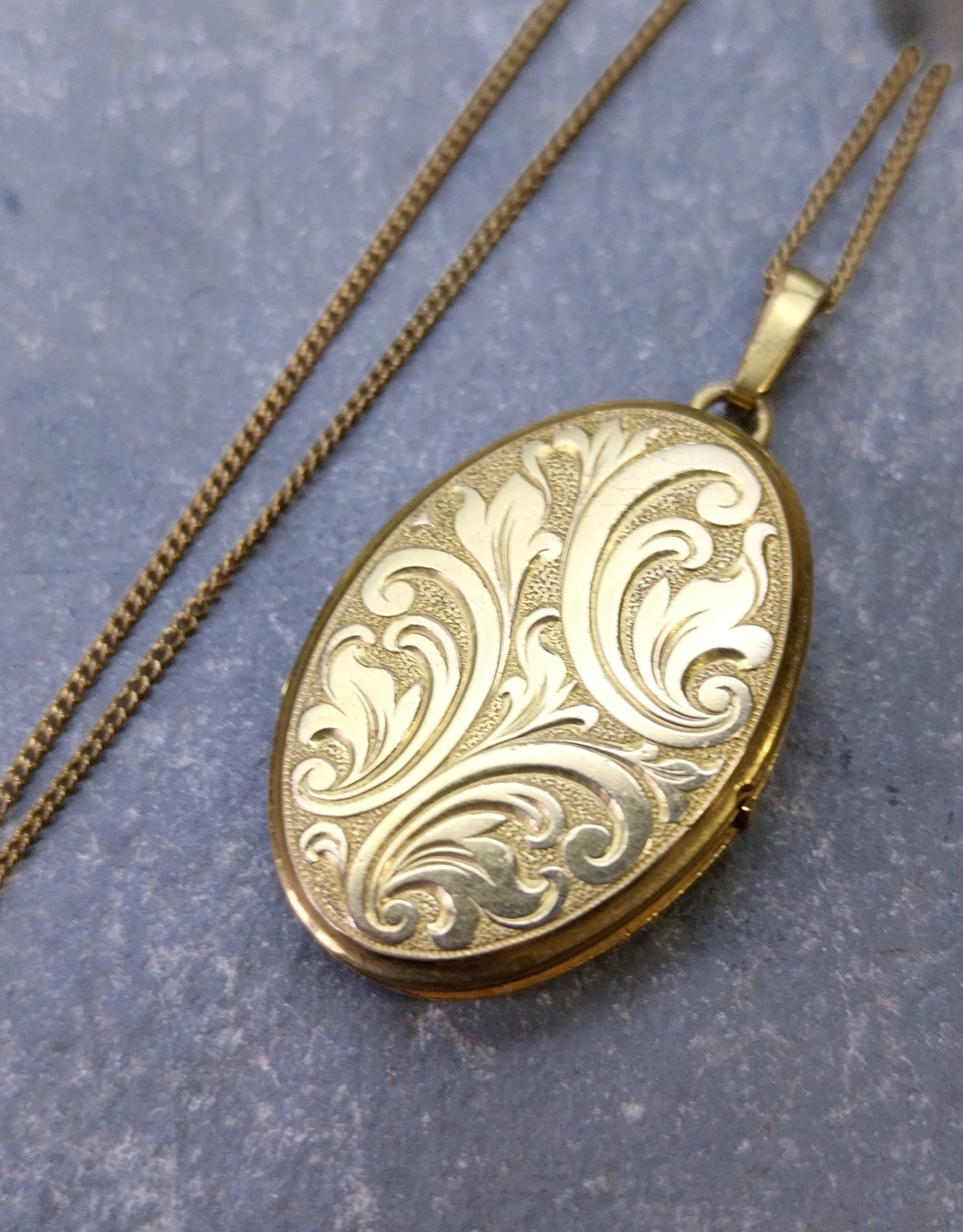 Large Vintage Oval Scroll LOCKET Necklace - Rolled Gold with 19" Chain - 12.9g