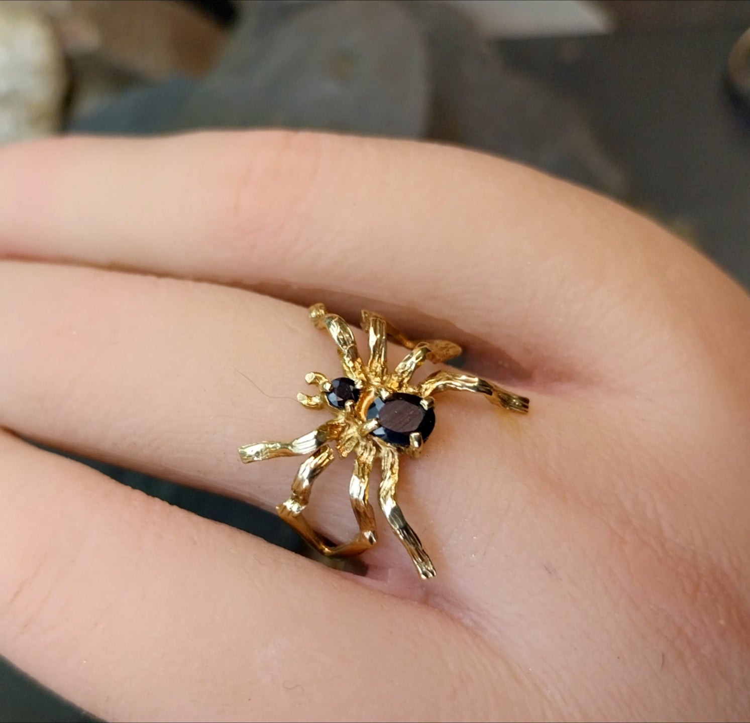Vintage 9ct GOLD Black Spider Ring - uk size P (us 7.5) - 2.5g