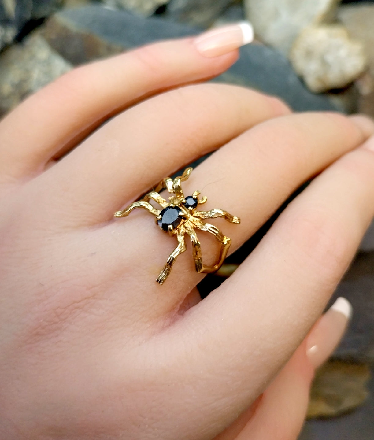 Vintage 9ct GOLD Black Spider Ring - uk size P (us 7.5) - 2.5g