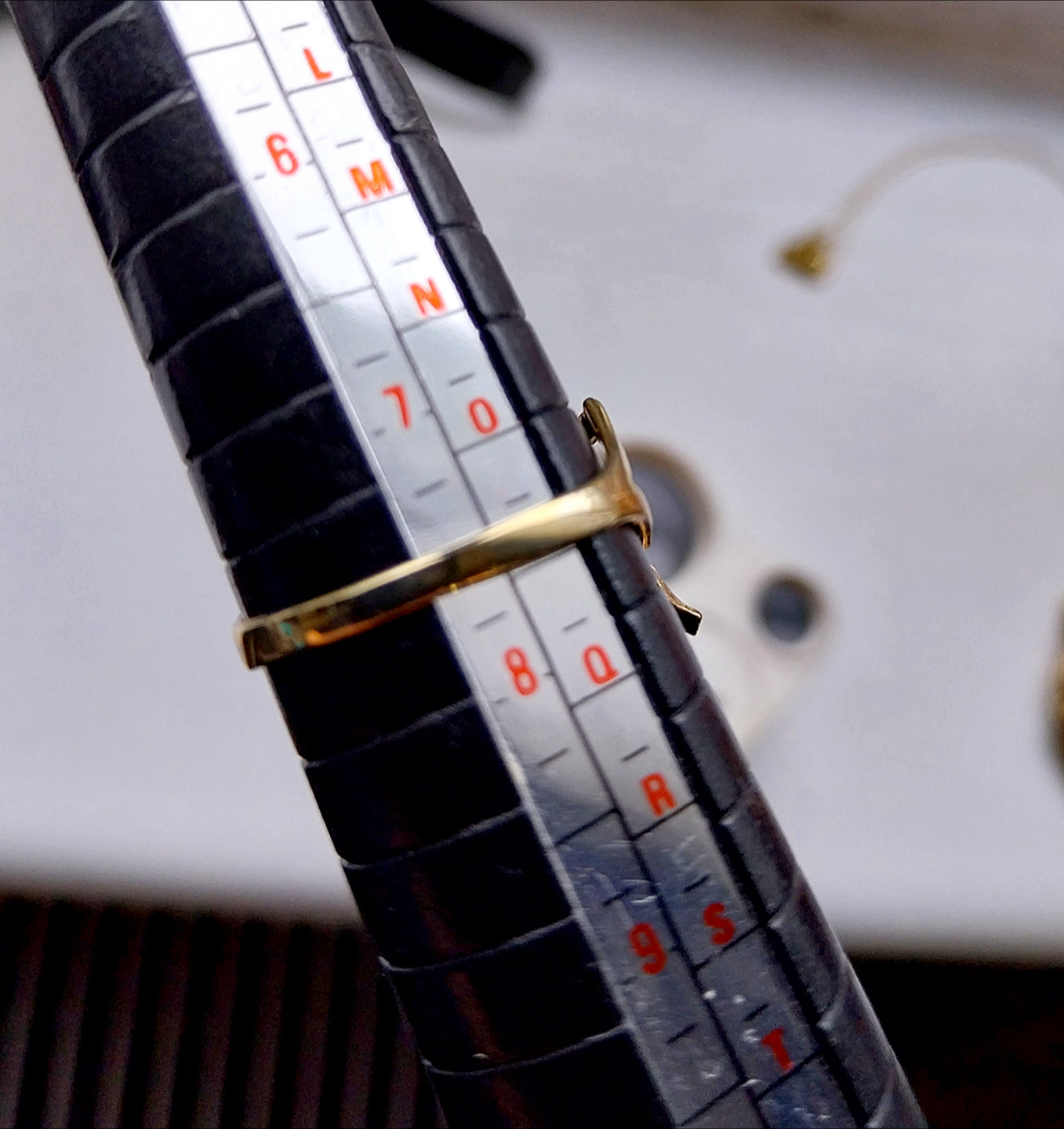 Vintage 9ct GOLD Black Spider Ring - uk size P (us 7.5) - 2.5g