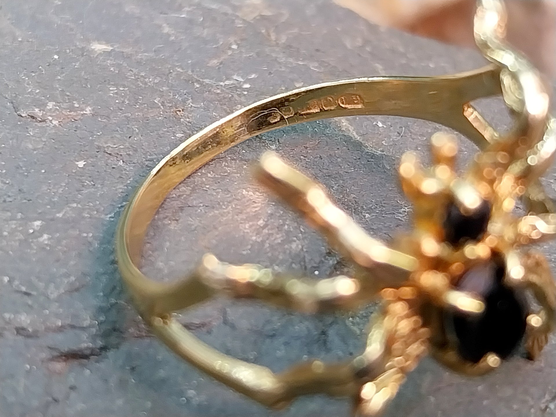 Vintage 9ct GOLD Black Spider Ring - uk size P (us 7.5) - 2.5g