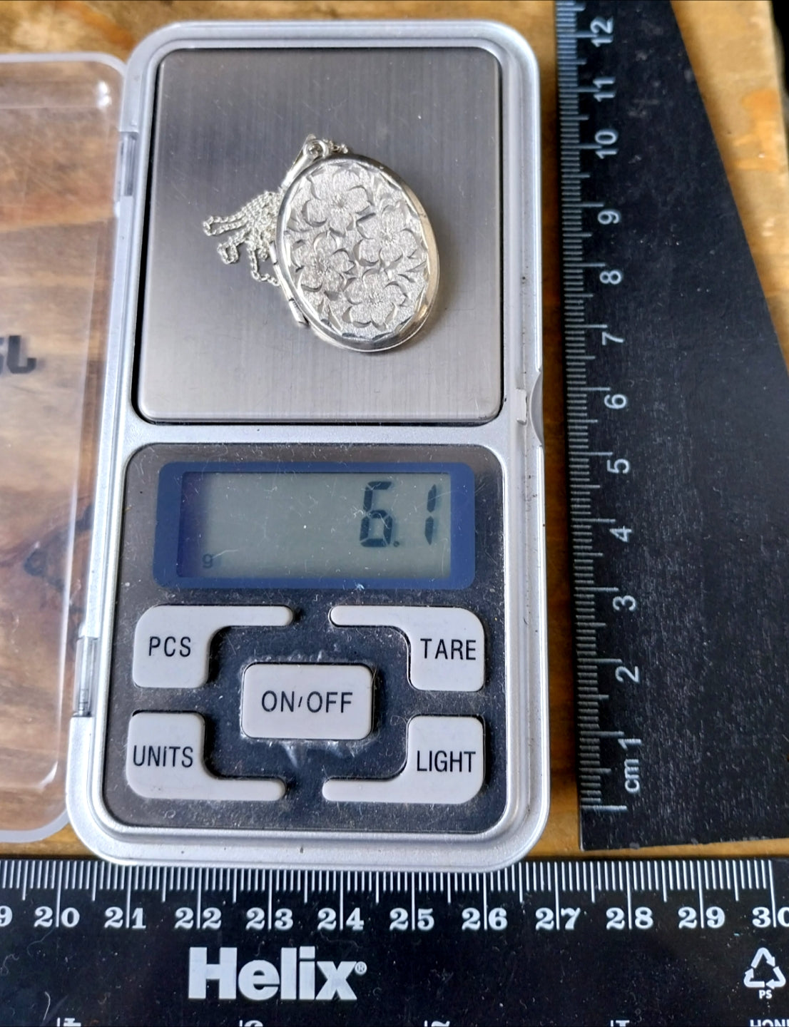 Vintage SILVER LOCKET - Oval with Four Flowers on 18" Chain - 6.1g