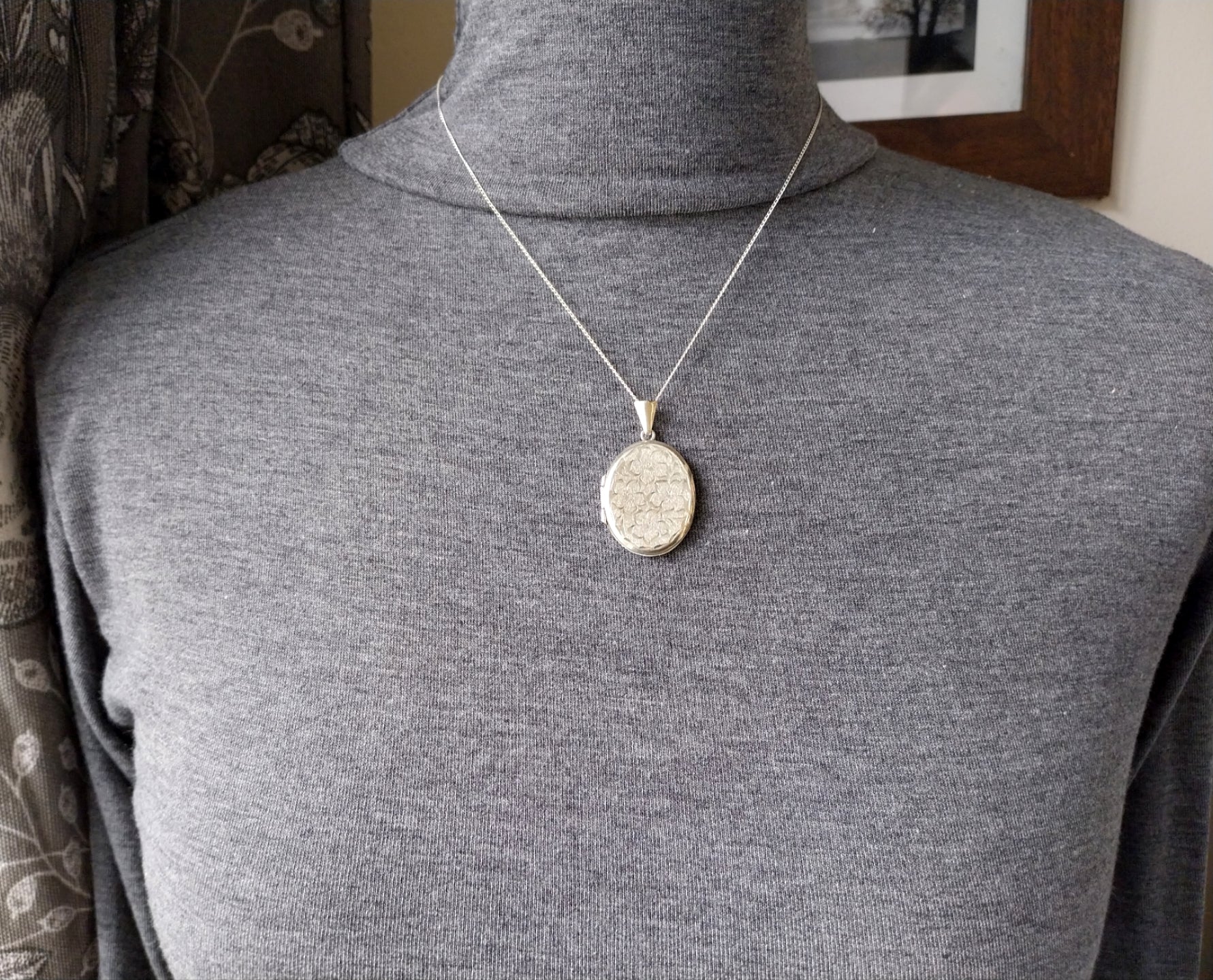 Vintage SILVER LOCKET - Oval with Four Flowers on 18" Chain - 6.1g