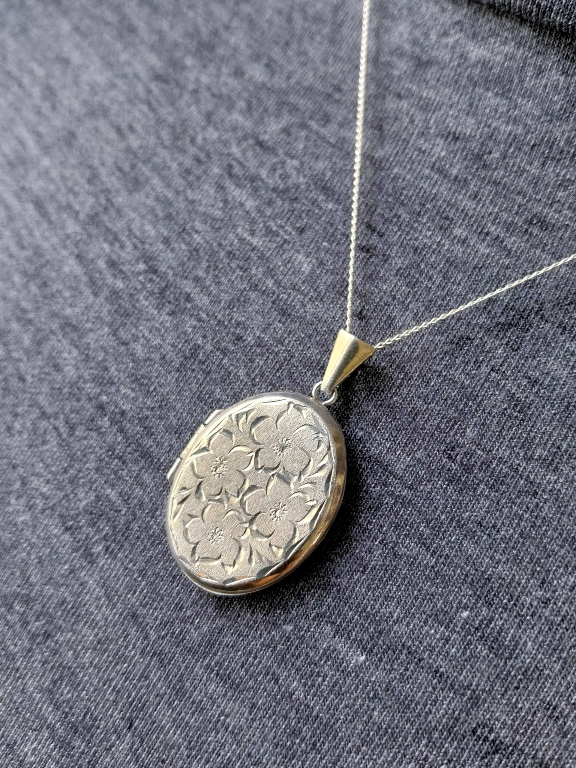 Vintage SILVER LOCKET - Oval with Four Flowers on 18" Chain - 6.1g