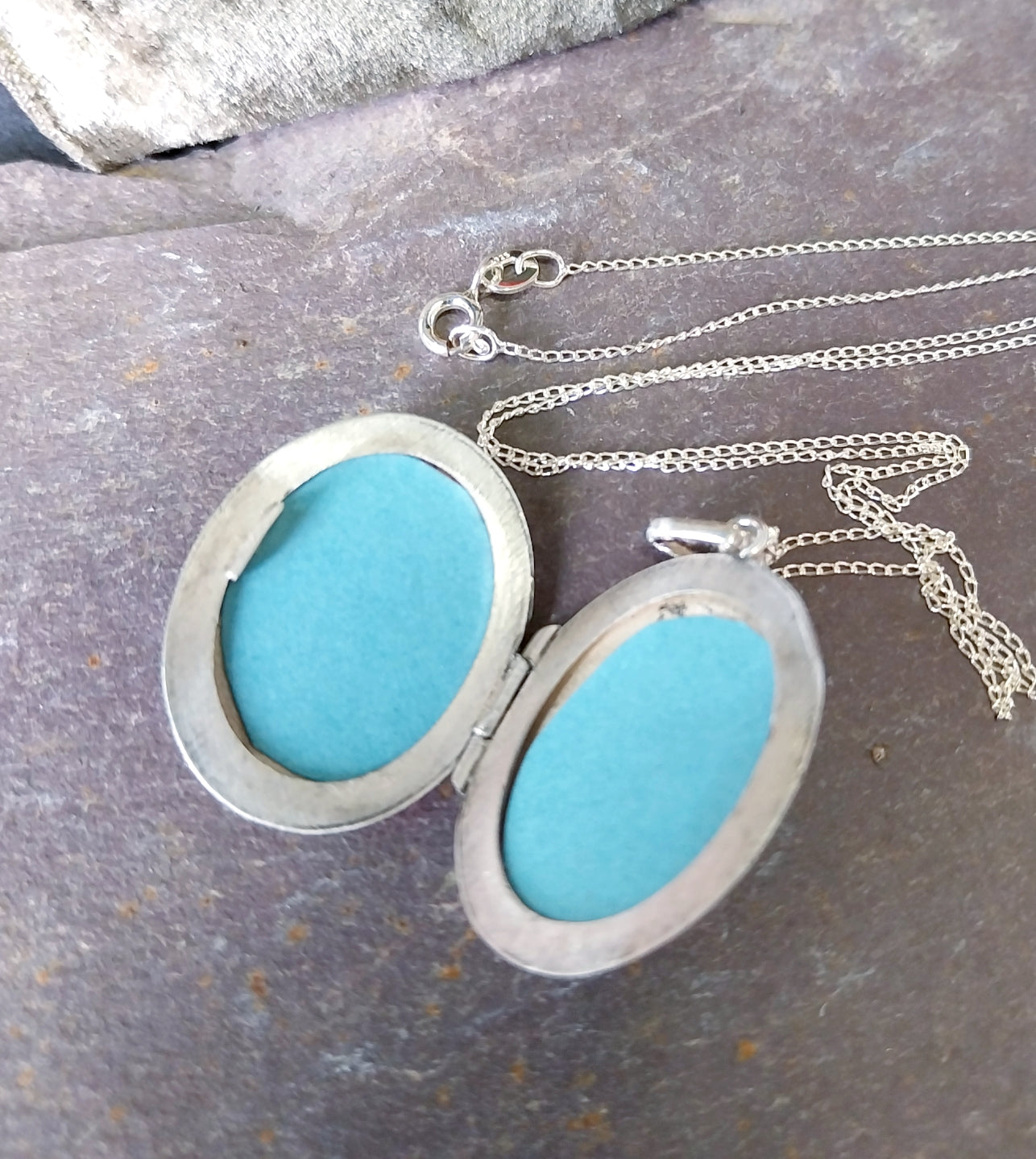 Vintage SILVER LOCKET - Oval with Four Flowers on 18" Chain - 6.1g