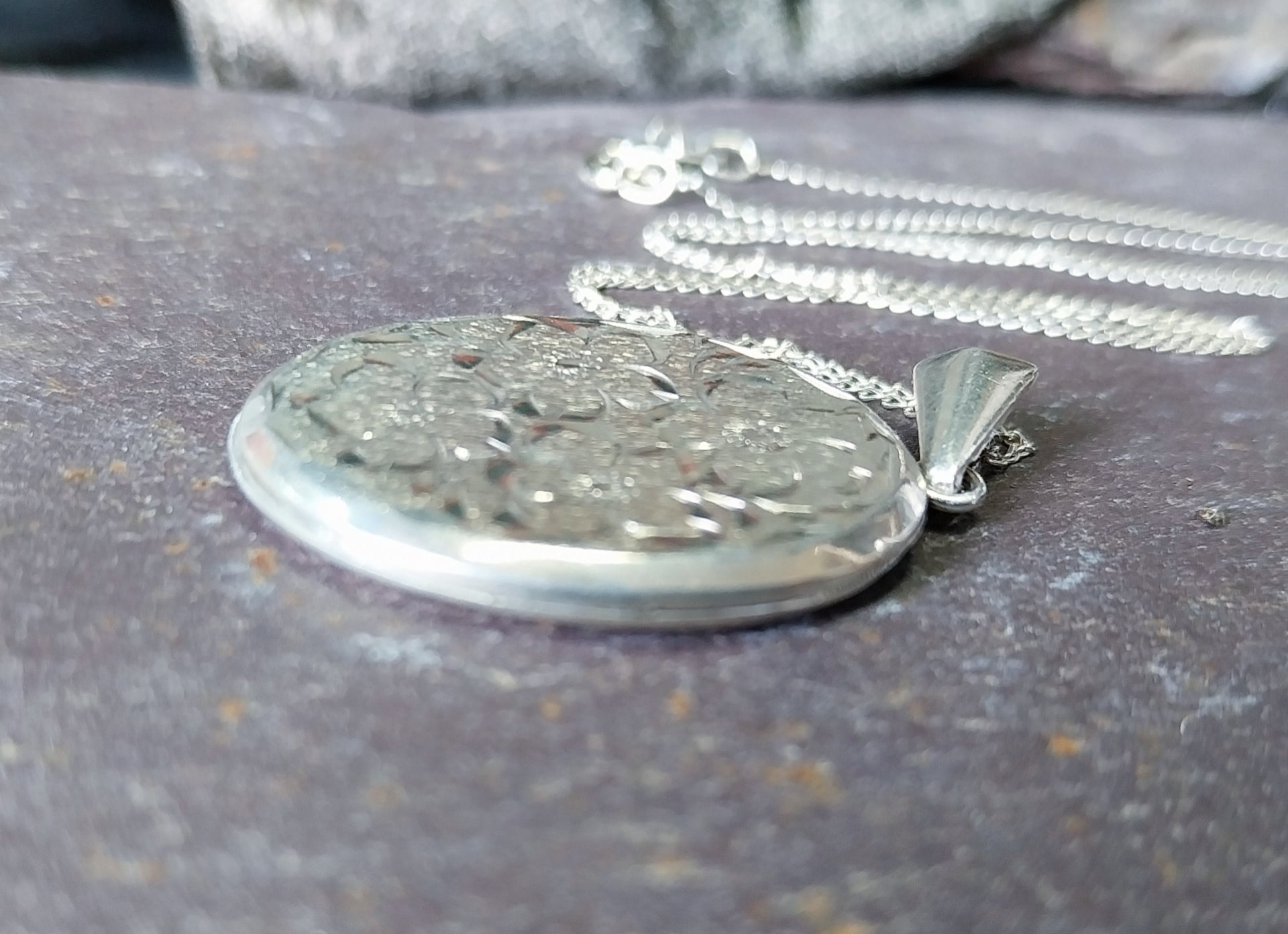 Vintage SILVER LOCKET - Oval with Four Flowers on 18" Chain - 6.1g