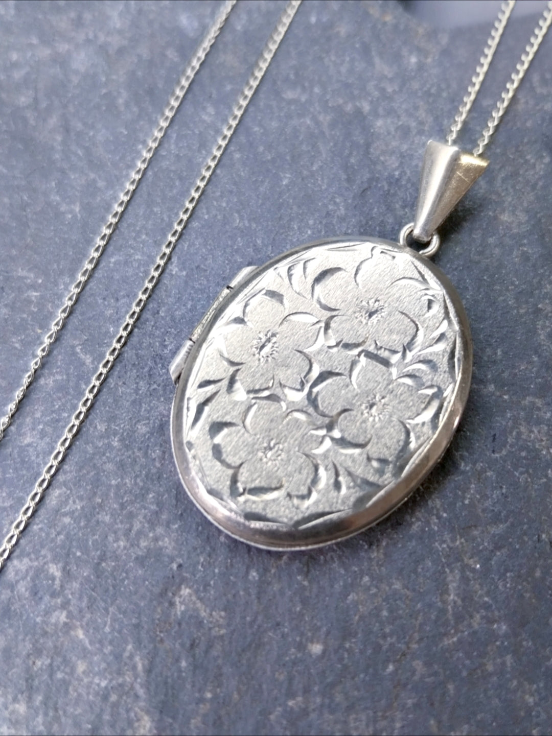 Vintage SILVER LOCKET - Oval with Four Flowers on 18" Chain - 6.1g