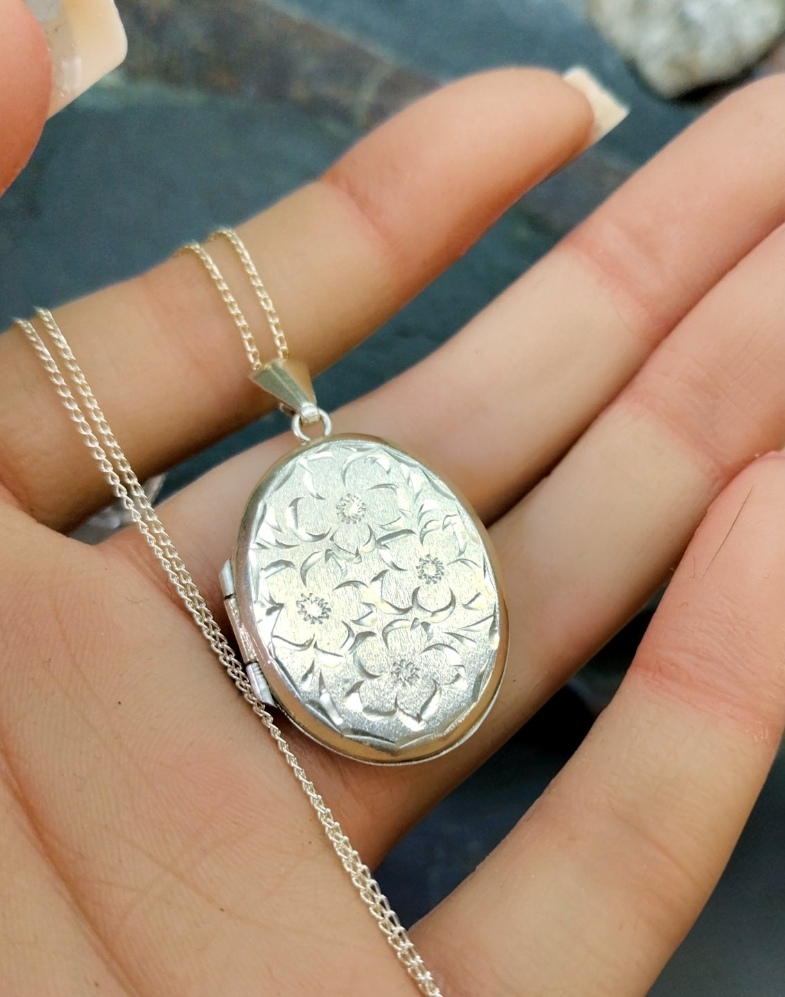 Vintage SILVER LOCKET - Oval with Four Flowers on 18" Chain - 6.1g