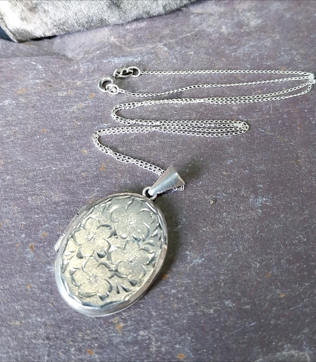 Vintage SILVER LOCKET - Oval with Four Flowers on 18" Chain - 6.1g