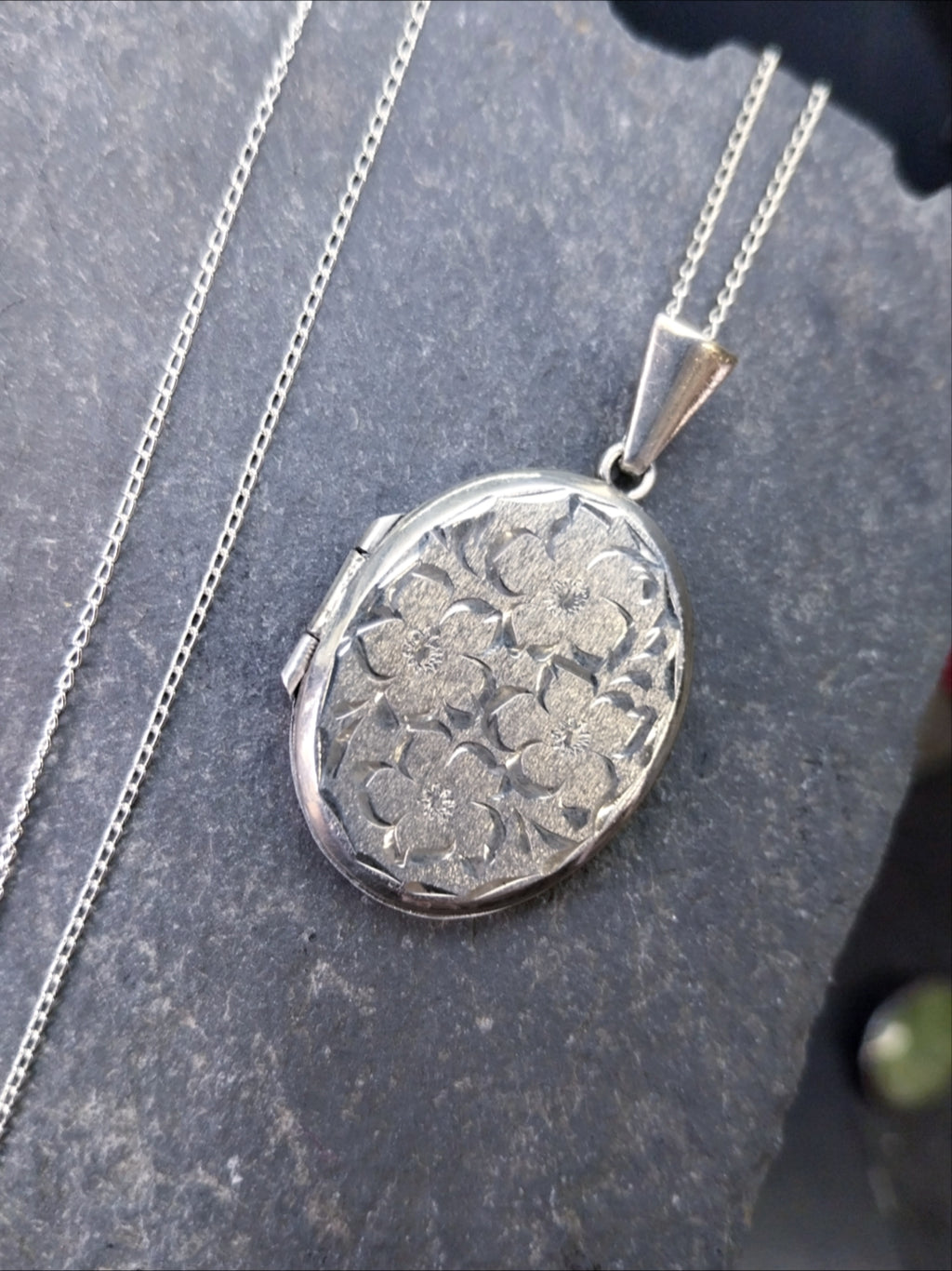Vintage SILVER LOCKET - Oval with Four Flowers on 18" Chain - 6.1g