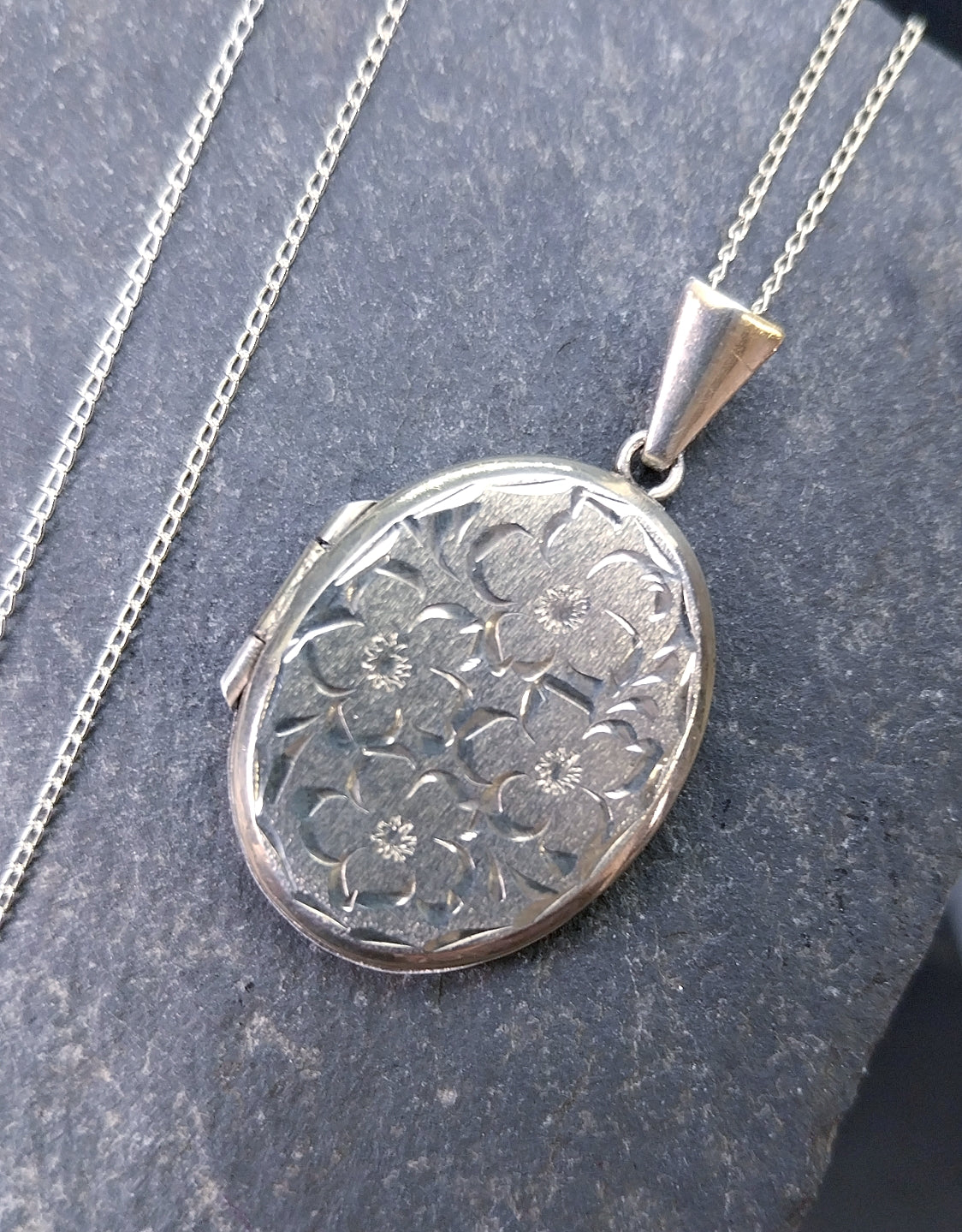 Vintage SILVER LOCKET - Oval with Four Flowers on 18" Chain - 6.1g