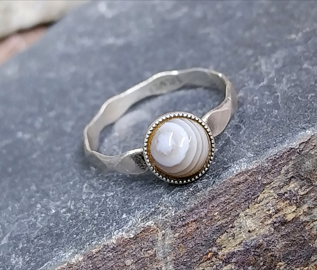 Vintage Small SILVER BANDED AGATE Ring - Size uk M (5.5) - 1g