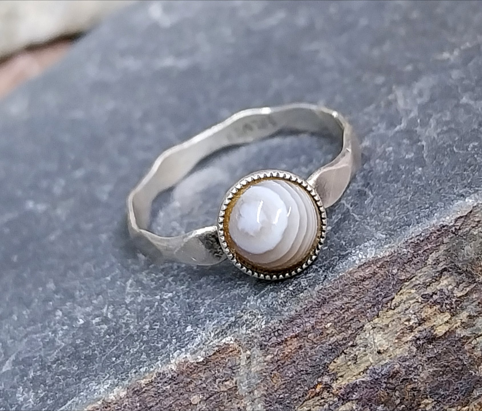 Vintage Small SILVER BANDED AGATE Ring - Size uk M (5.5) - 1g