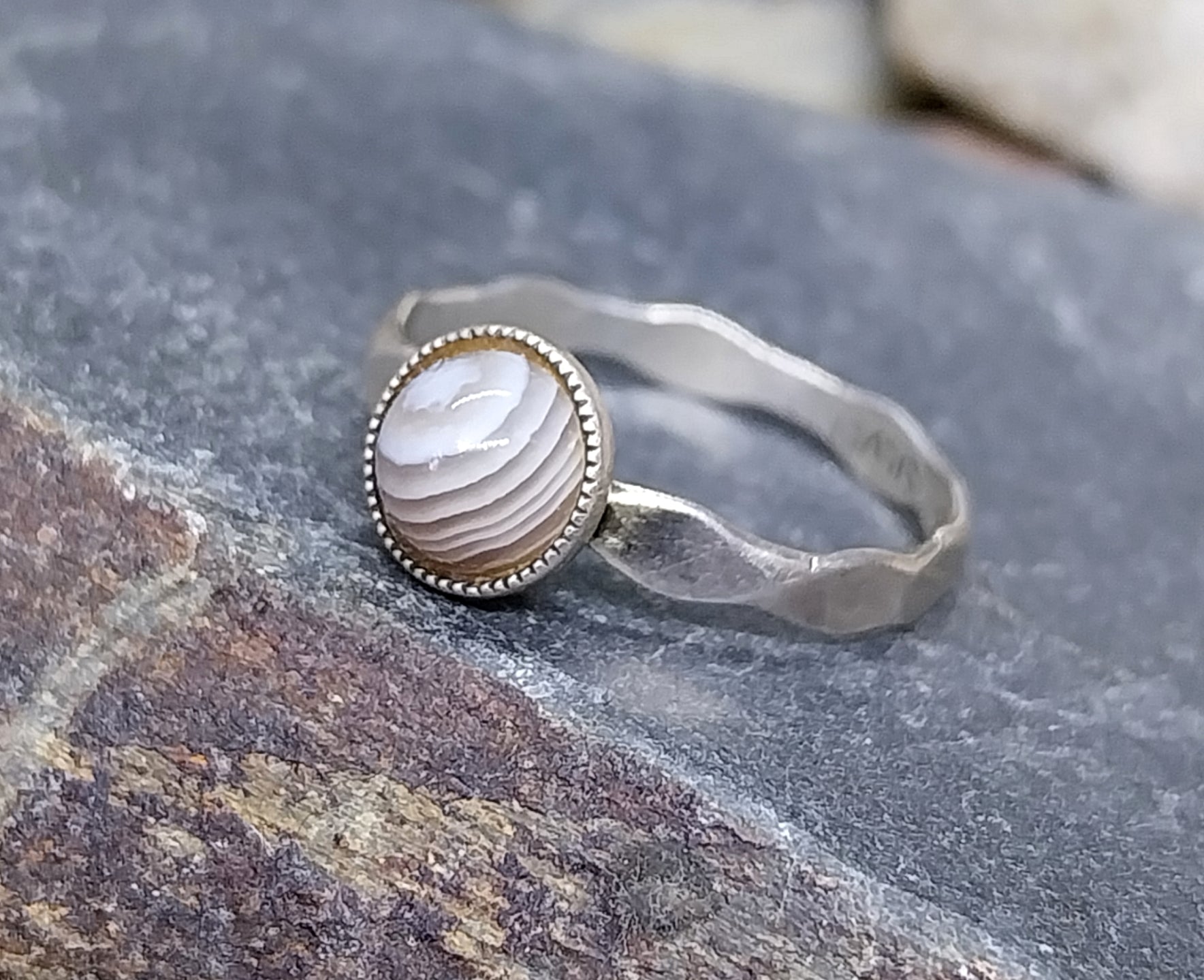 Vintage Small SILVER BANDED AGATE Ring - Size uk M (5.5) - 1g