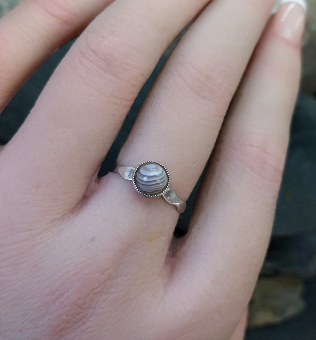 Vintage Small SILVER BANDED AGATE Ring - Size uk M (5.5) - 1g