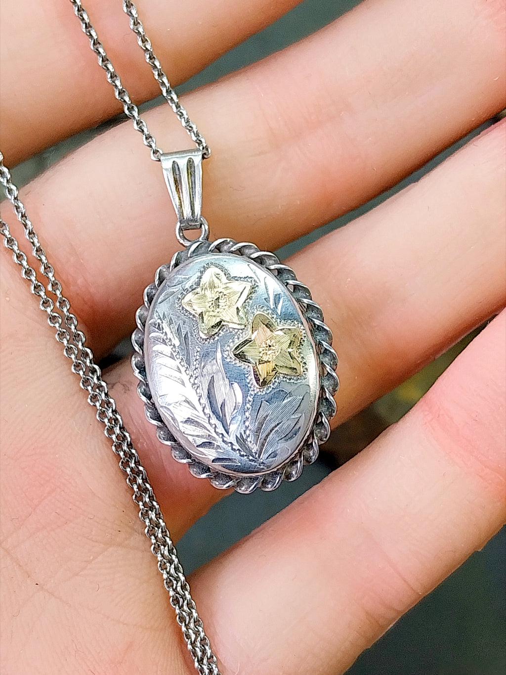 Vintage SILVER Oval LOCKET - with Gold Flowers on 17" Chain - 5g