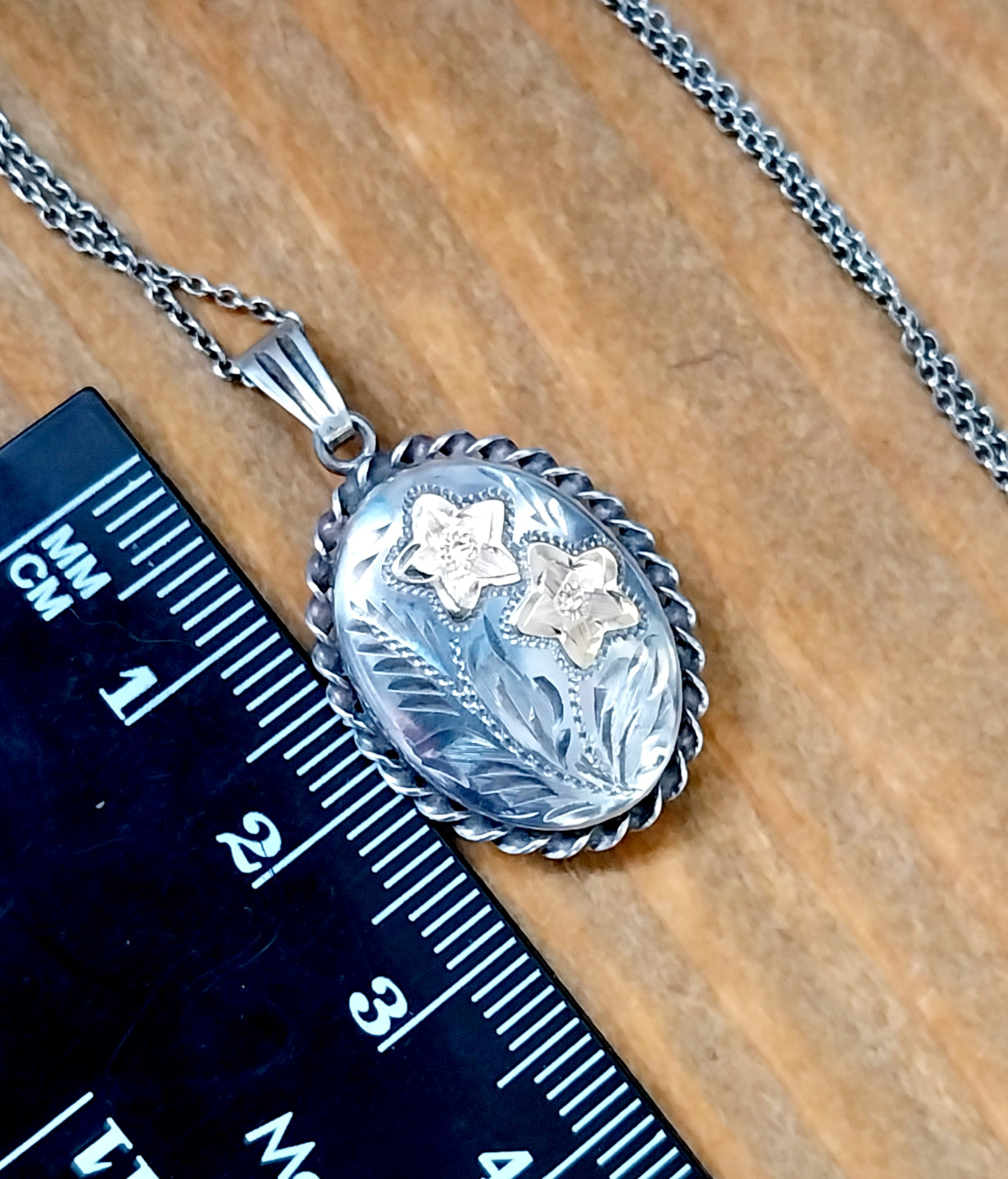 Vintage SILVER Oval LOCKET - with Gold Flowers on 17" Chain - 5g