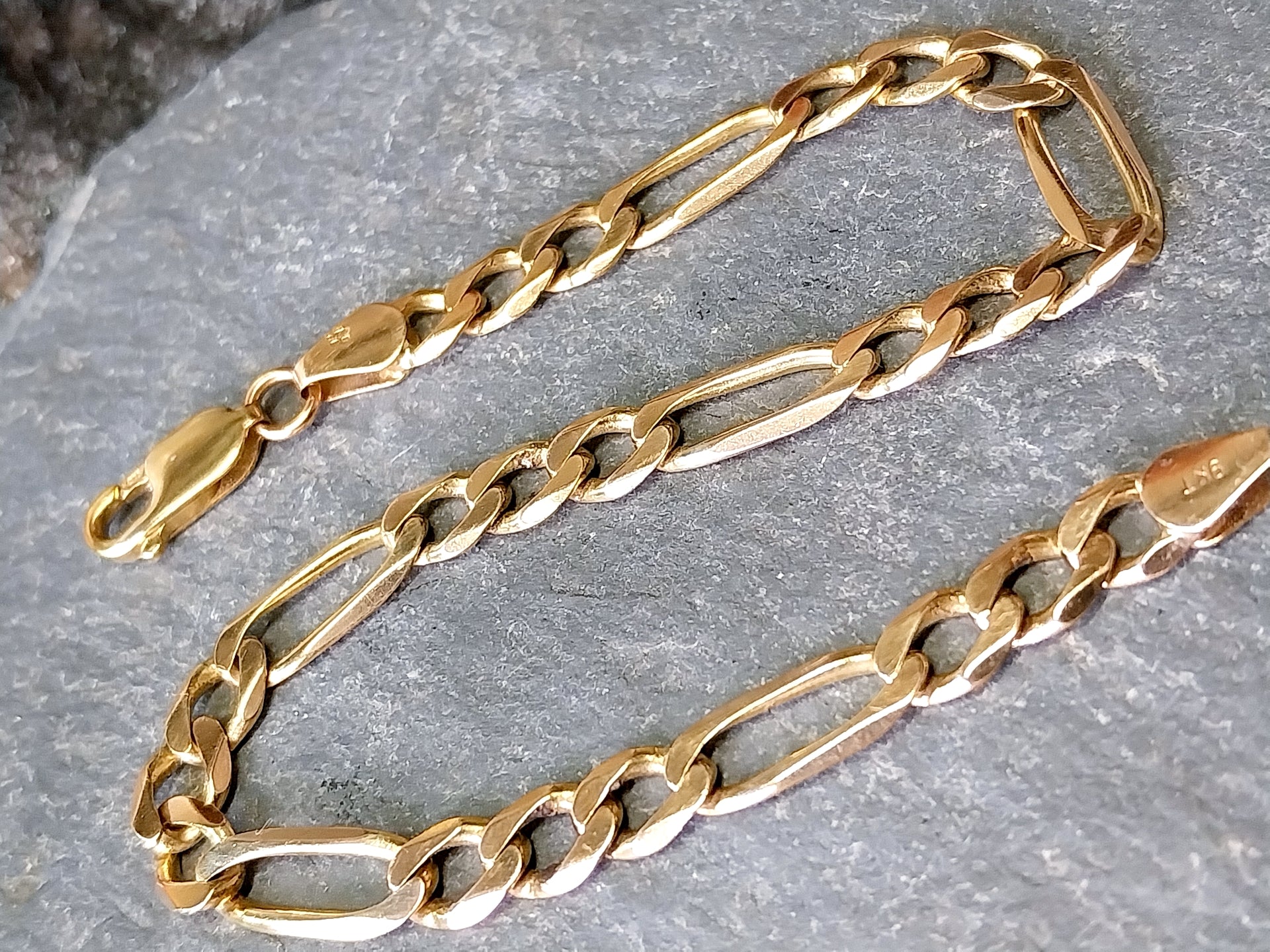 9ct GOLD CURB LINK Bracelet length 21.5cm, 6mm wide - 9g