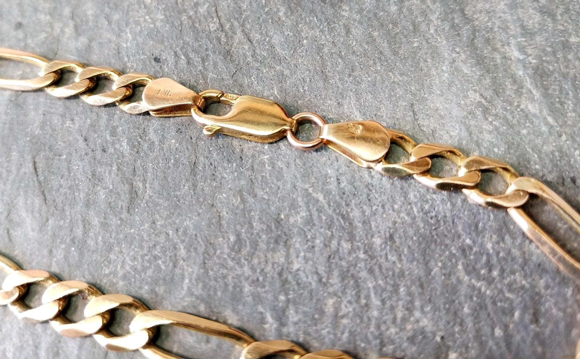 9ct GOLD CURB LINK Bracelet length 21.5cm, 6mm wide - 9g
