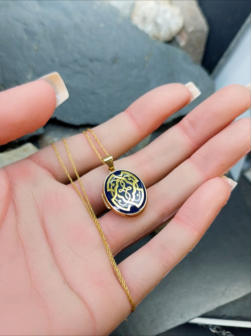 9ct GOLD and BLUE ENAMEL Celtic Locket Necklace & 18" Chain - 2.7g