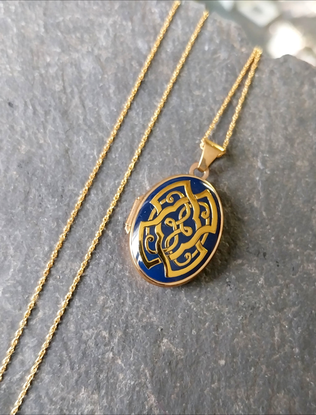 9ct GOLD and BLUE ENAMEL Celtic Locket Necklace & 18" Chain - 2.7g