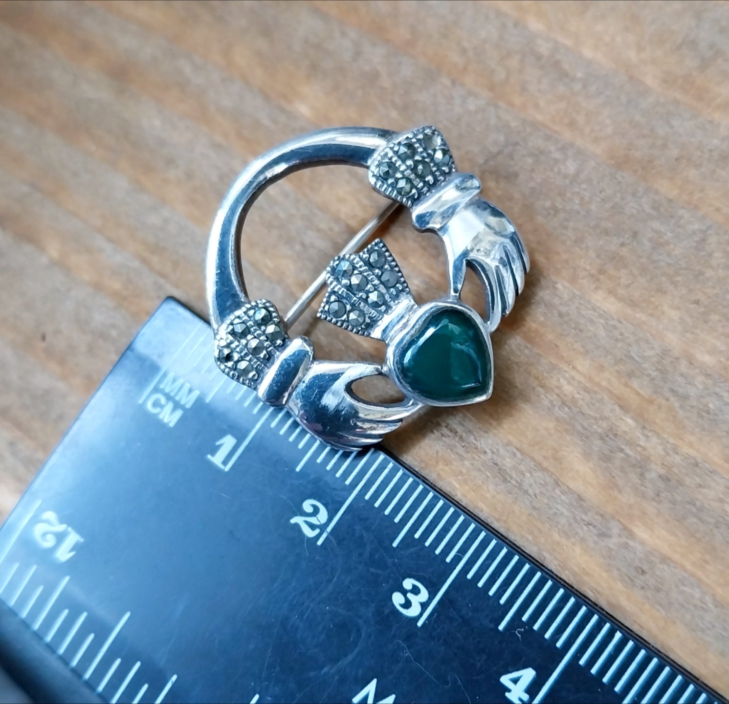 Vintage Sterling Silver Claddagh Brooch & Green Stone - 4.8g