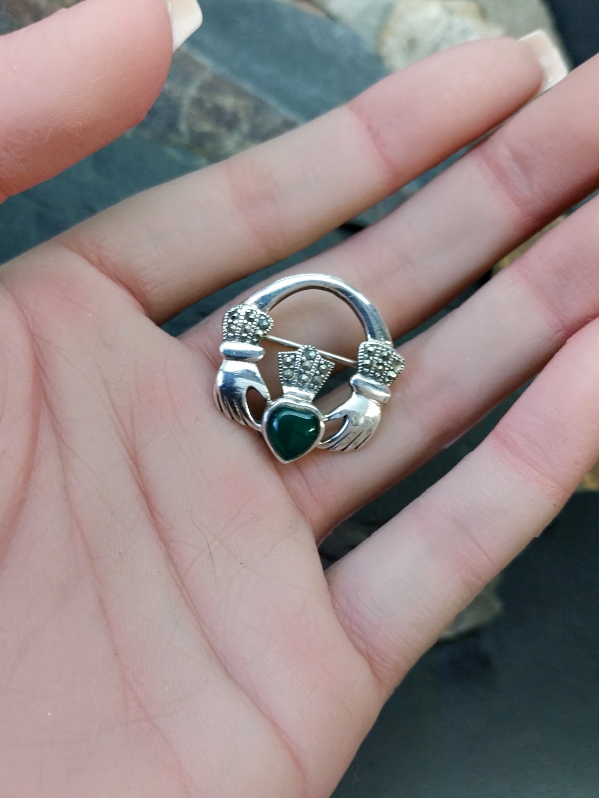 Vintage Sterling Silver Claddagh Brooch & Green Stone - 4.8g