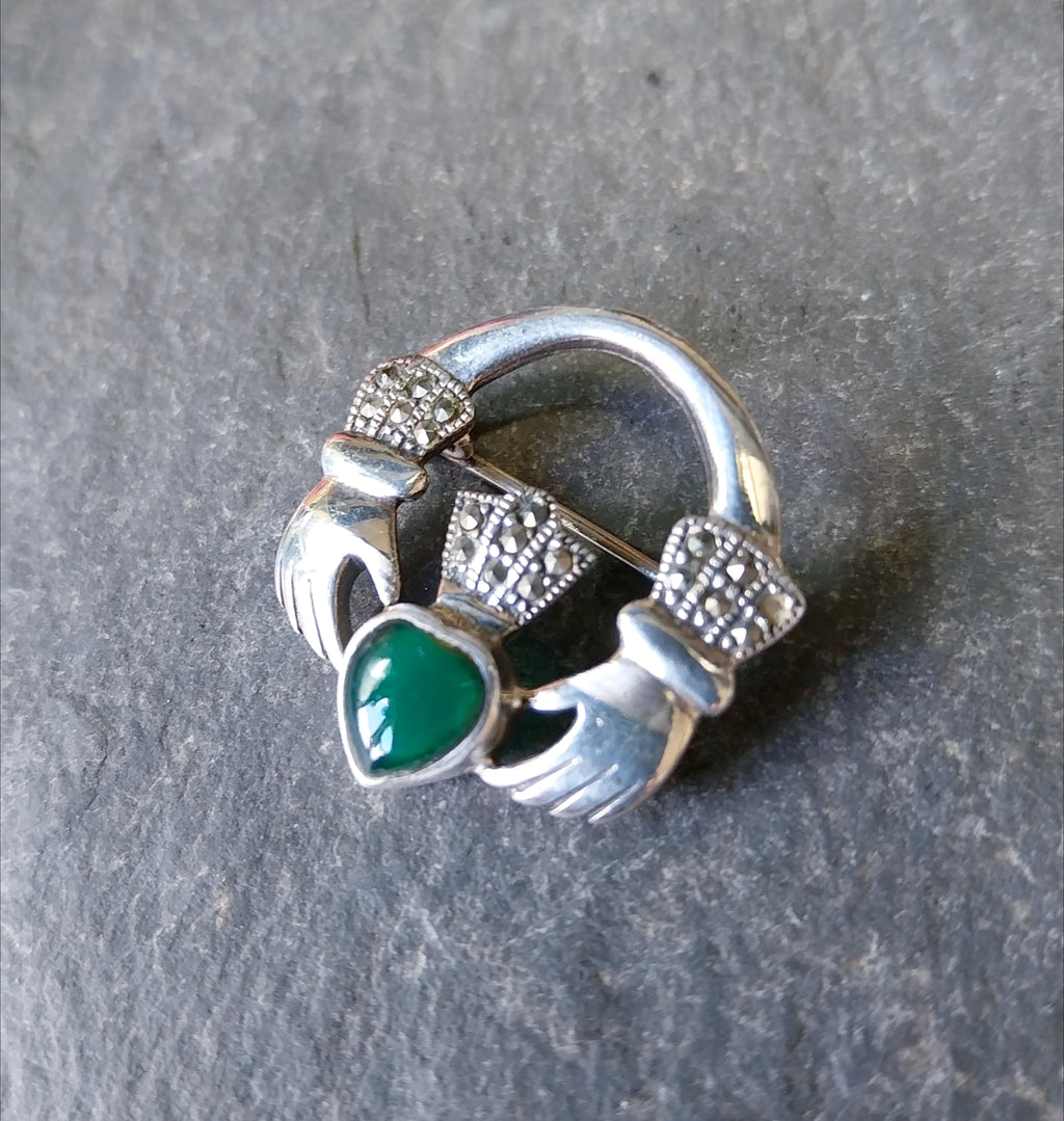 Vintage Sterling Silver Claddagh Brooch & Green Stone - 4.8g