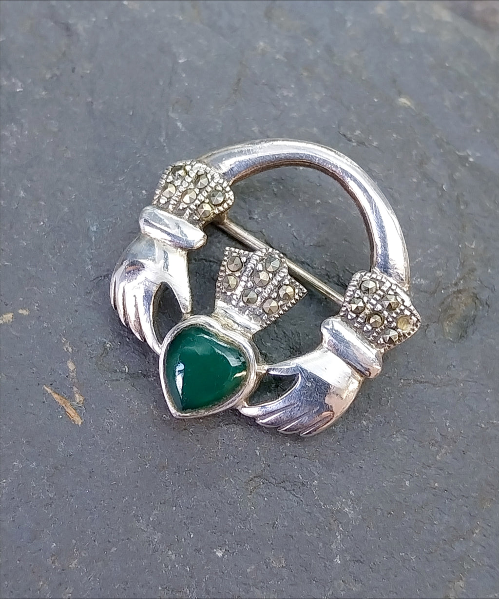 Vintage Sterling Silver Claddagh Brooch & Green Stone - 4.8g