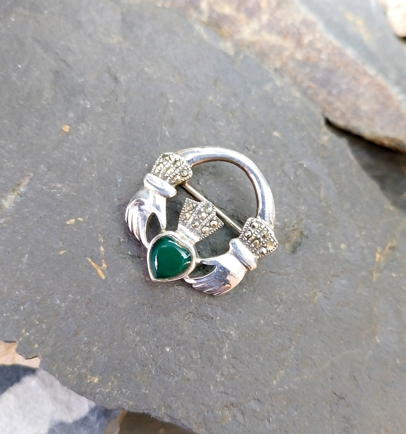 Vintage Sterling Silver Claddagh Brooch & Green Stone - 4.8g