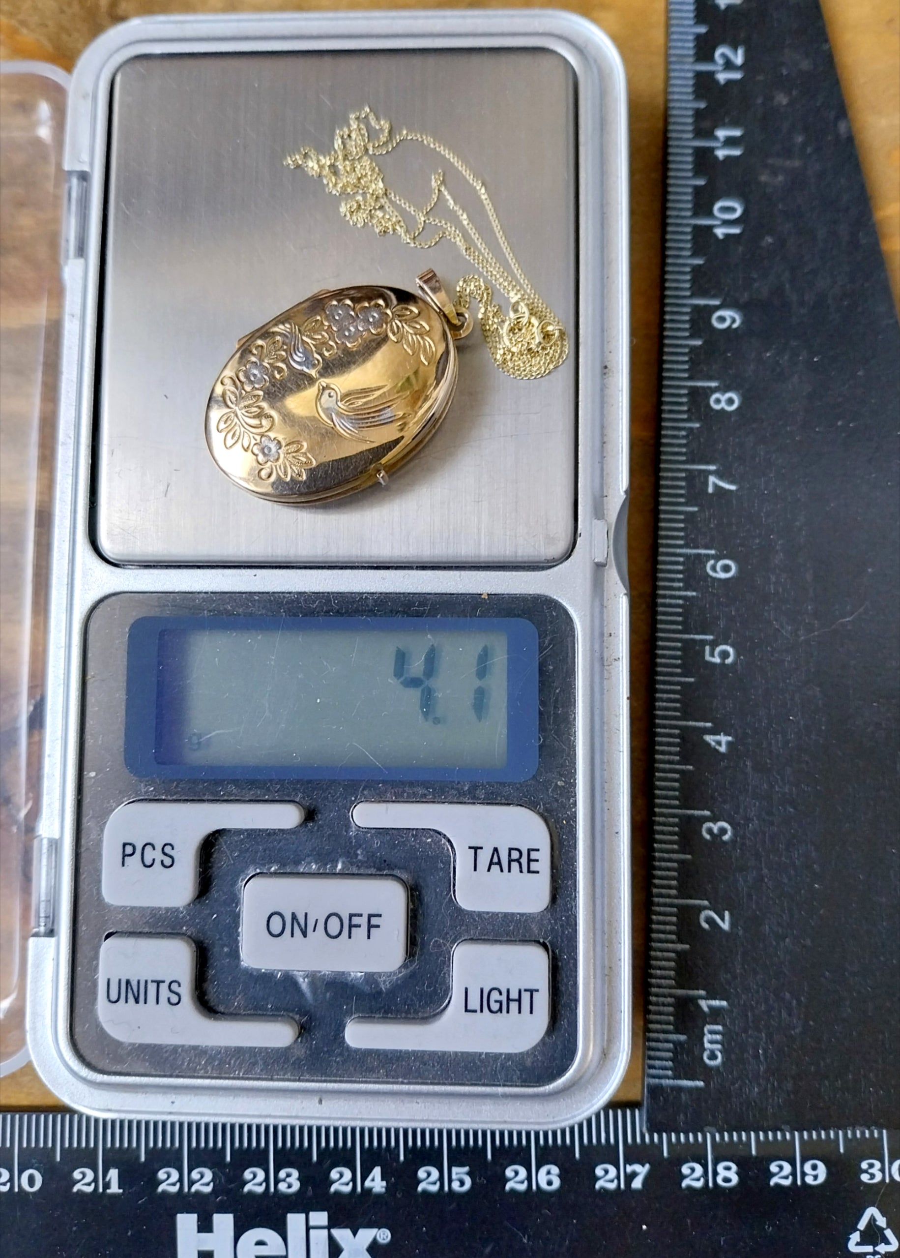 Vintage 9ct GOLD LOCKET with White Swallow Birds on 18" Gold Chain - 4.1g