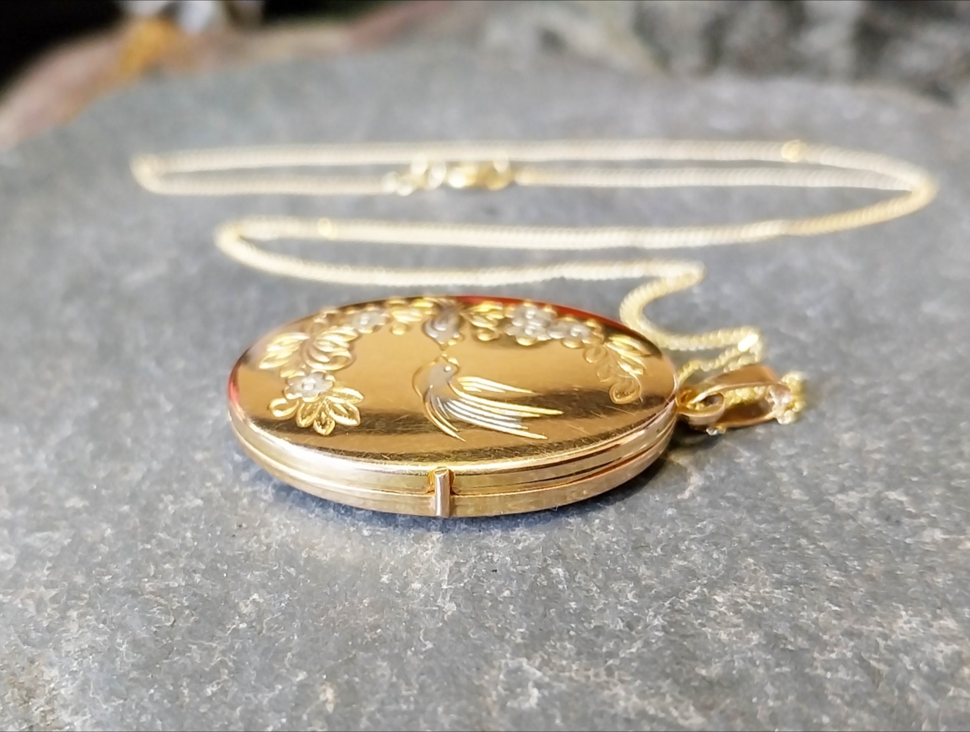 Vintage 9ct GOLD LOCKET with White Swallow Birds on 18" Gold Chain - 4.1g
