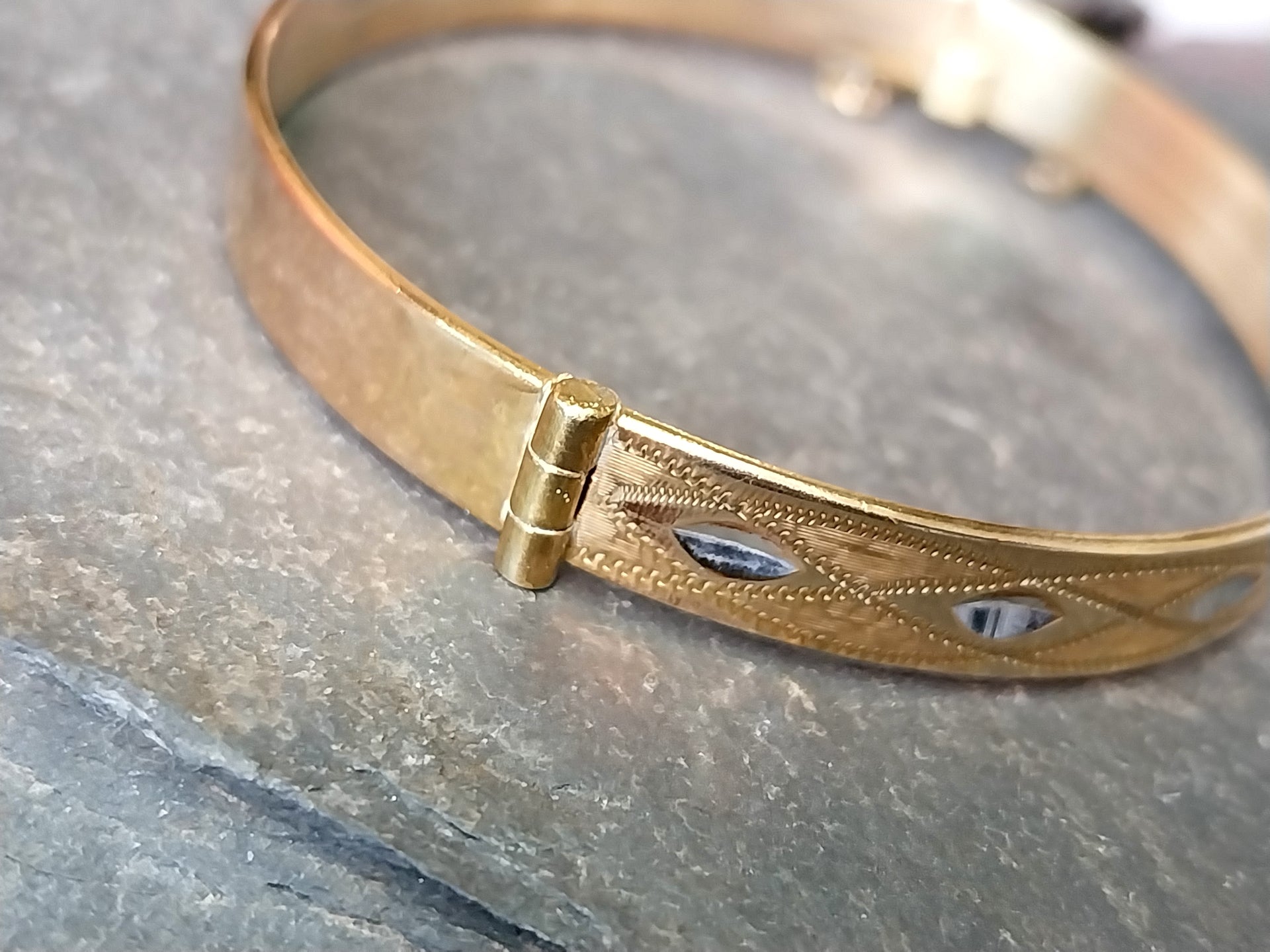 Vintage 9ct Rolled GOLD BANGLE - Diamond Design with Safety Chain - 12g