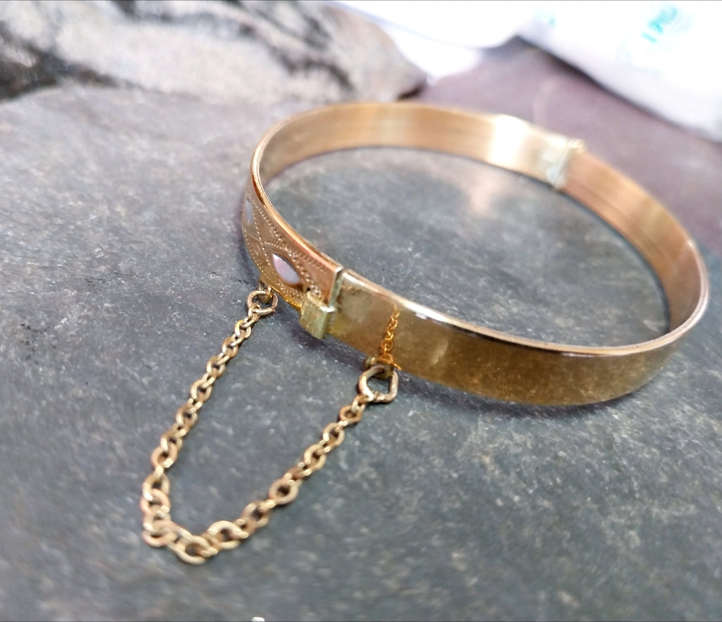 Vintage 9ct Rolled GOLD BANGLE - Diamond Design with Safety Chain - 12g