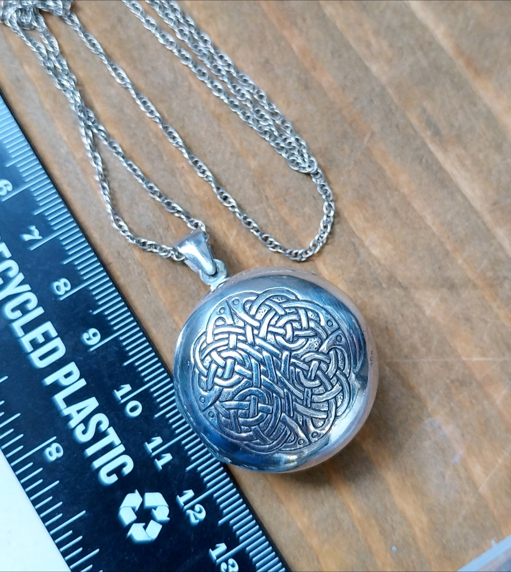 Large Silver Circular CELTIC LOCKET with Verse on 24" Chain - 15.2g