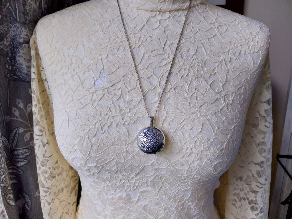 Large Silver Circular CELTIC LOCKET with Verse on 24" Chain - 15.2g